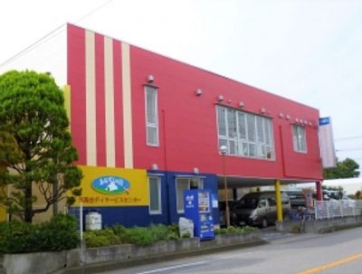 赤い建物の外観