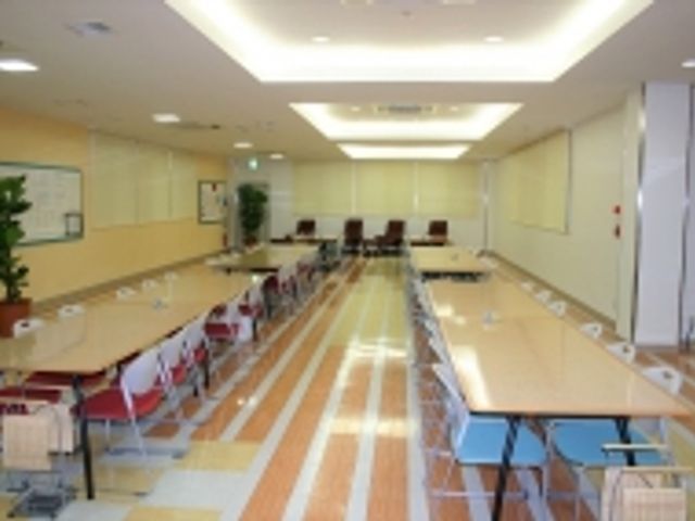 会議机が並ぶ部屋 ダイニングルーム 広々としたテーブルが並び、研修や対話に最適な広いスペースです。自然光が入ります。