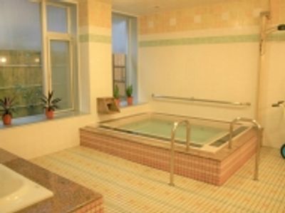 広々とした室内の浴室  