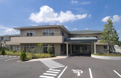 広い敷地と建物の外観