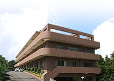 緑に囲まれた建物外観