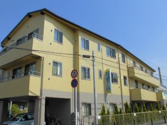黄色い外壁の建物外観  