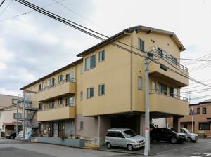 黄色い建物の外観