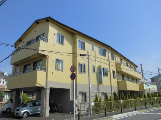 黄色い外壁の建物
