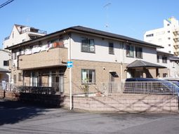 落ち着いた外観の建物