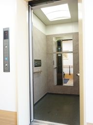 明るいエレベーター室内