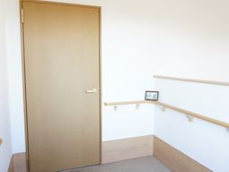 廊下と手すりのシンプルな構造