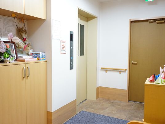 廊下に面したエレベーター