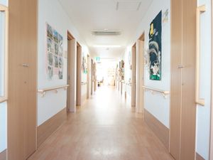 廊下の壁にアート作品