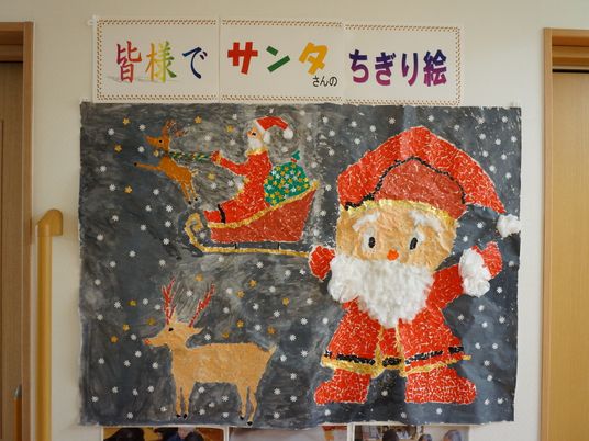手作りのサンタ掲示物