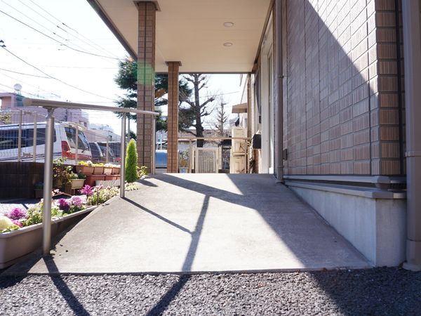 入口へと続くアプローチ