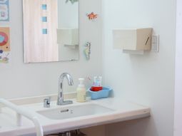 清潔な洗面台と壁飾り