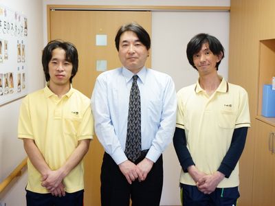 スタッフ三人立つ廊下端