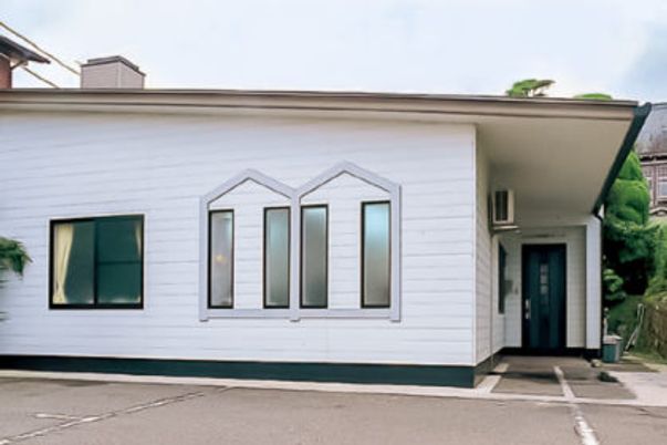 白い建物の外観