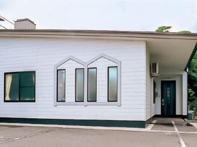 白い建物の外観 外観 落ち着いた色合いの建物は、静かな環境の中で働く魅力があります。