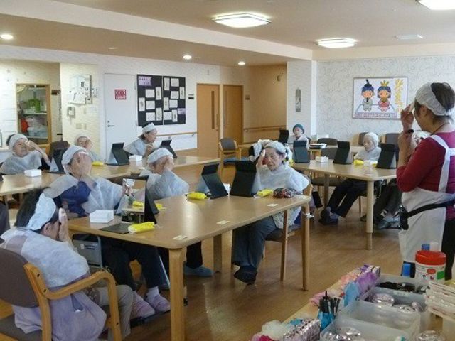 活動中の共有スペース 日常 広々とした明るい多目的室で、ご利用者が集い楽しい工作活動に取り組んでいます。そこには心豊かな時間が流れていることでしょう。