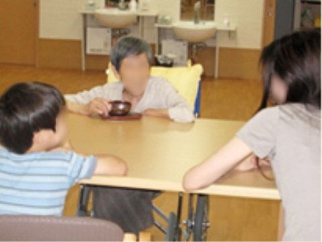 家族が集う食堂 日常 家族のような暖かい雰囲気で語らいながら、食事の時間を過ごせる食堂です。利用者の笑顔が印象的な場です。