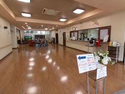 広々とした明るいロビー