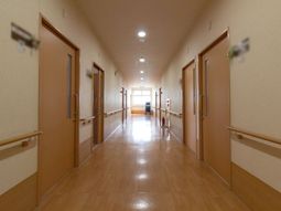 清潔な廊下と多くの部屋