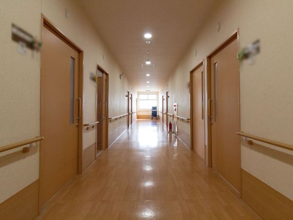 清潔な廊下と多くの部屋