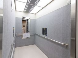 バリアフリーのエレベーター内観