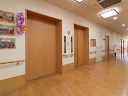 明るい廊下と扉