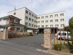 施設の広々とした外観