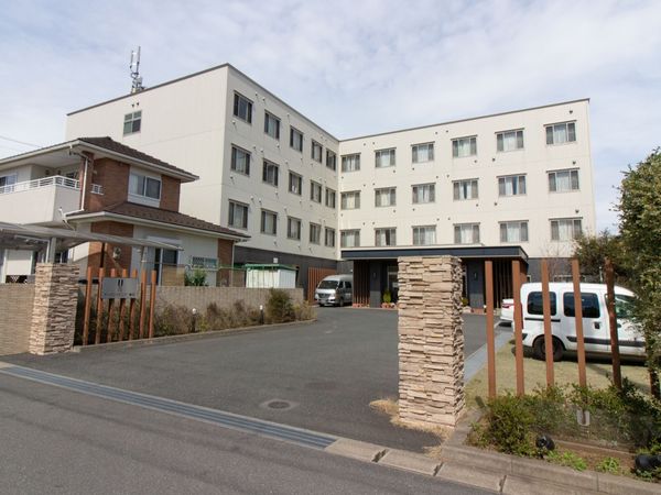 施設の広々とした外観