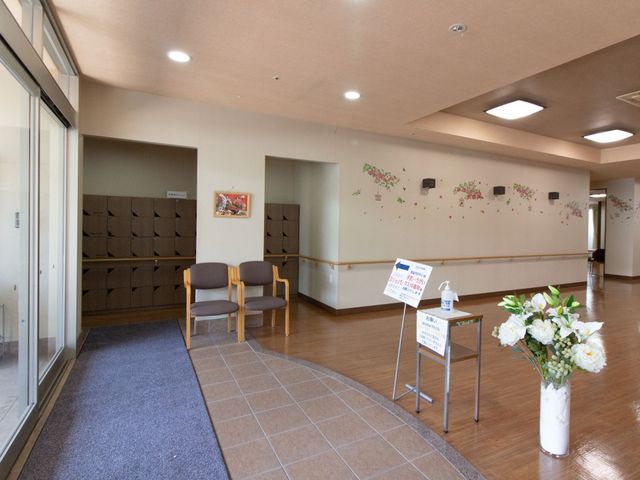 明るいエントランスホール ロビー ゆったりとした空間のエントランスホールです。靴箱が整然と配置され、来訪者が快適にお過ごしいただけるよう配慮されています。