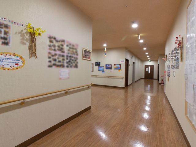 廊下に飾られた掲示物 廊下 壁には季節感のあふれる掲示物が飾られ、温もりのある通路が広がっています。ゆったりとした空間で、心地よい日々を過ごせるでしょう。