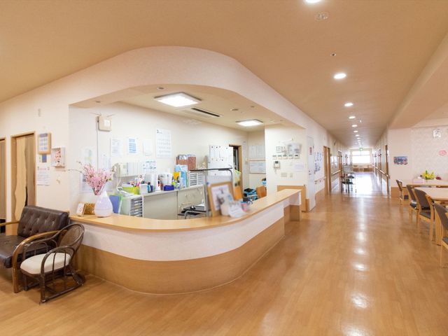 明るい受付と廊下 食堂 広々としたロビーは天井が高く、ゆったりとした雰囲気です。お待ちいただく場所も木の温もりを感じられます。