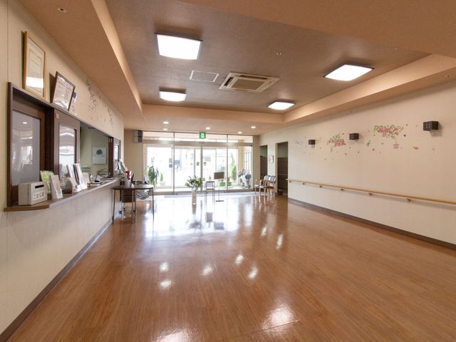 広々とした快適なロビー エントランス 明るく開放的な空間のフロント周辺です。壁に飾られた装飾も春めいて、訪れる人々に穏やかな印象を与えています。