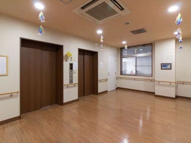 廊下とエレベーターの様子