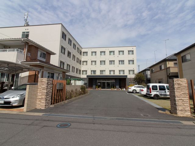 清潔な外観の建物 外観 広々としたエントランスを持つ建物で、明るく開放的な印象を受けます。快適な職場環境が期待できそうです。