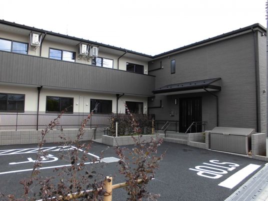 モダンな外観の建物