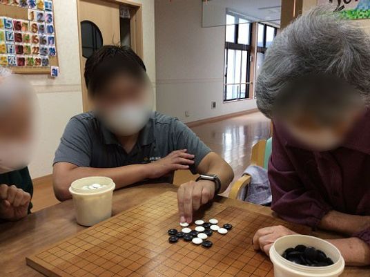 囲碁を楽しむ様子