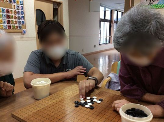 囲碁を楽しむ様子