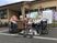 車椅子の方々とスタッフ外観