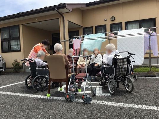 車椅子の方々とスタッフ外観