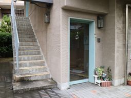 エントランスの角度から撮影