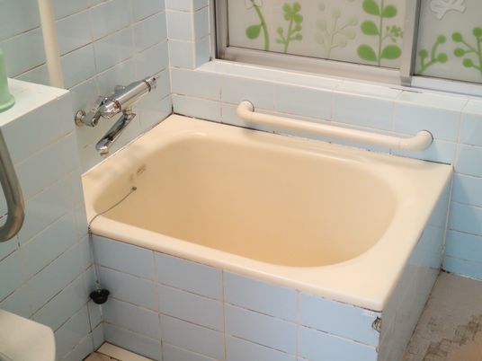 手すり付き浴室のバスタブ