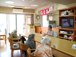 明るい共有ラウンジの様子