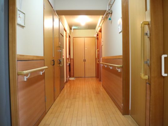 温かみのある廊下風景