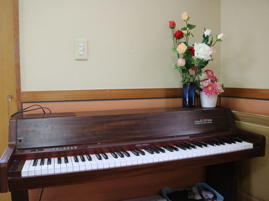 木製のピアノと花瓶