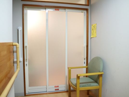 車椅子対応の明るい出入口