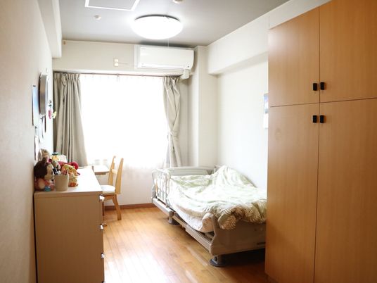 居室のベッドとテーブル