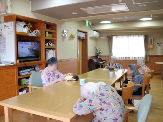 温かな雰囲気の食堂