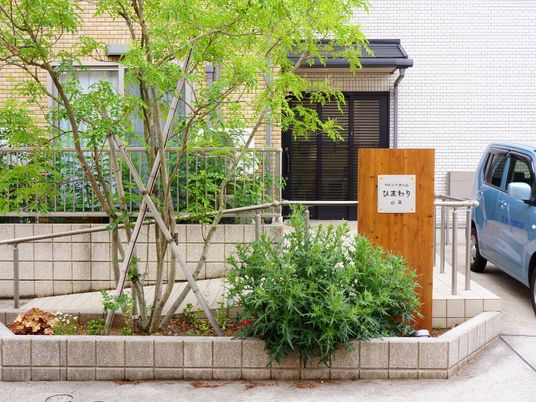 緑溢れる施設入口