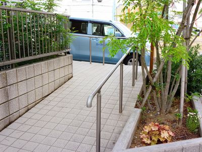 手すり付きのエントランス