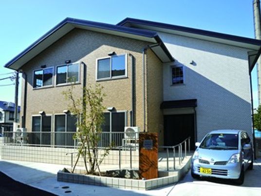 外観の建物と車寄せ  